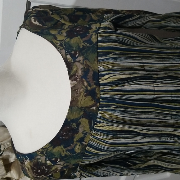 Axcess brand top. - Picture 4 of 9